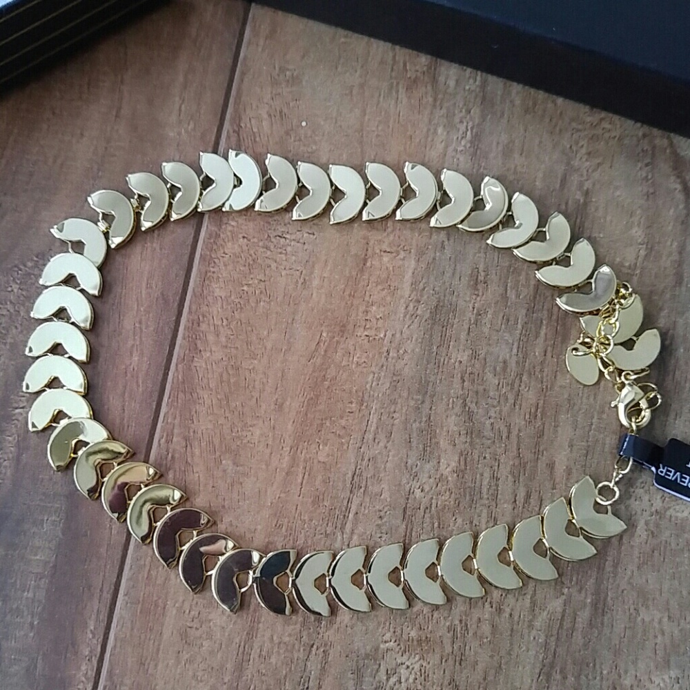 Gold continuous leaf choker necklace - Picture 4 of 4